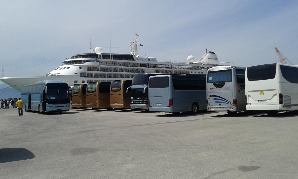 Ιδιοκτήτες τουριστικών γραφείων και λεωφορείων σε απόγνωση – Η πορεία στο Ναύπλιο και τα αιτήματα