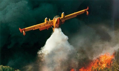 Πυρκαγιά καίει τα Δίδυμα-Πέντε αεροπλάνα στη μάχη της κατάσβεσης
