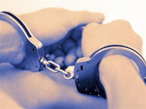 Δύο συλλήψεις στην Αγία Τριάδα για κλοπή από όχημα