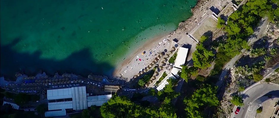 Μια από της ομορφότερες και πιο γραφικές παραλίες της Ελλάδας από ψηλά! (Vid)