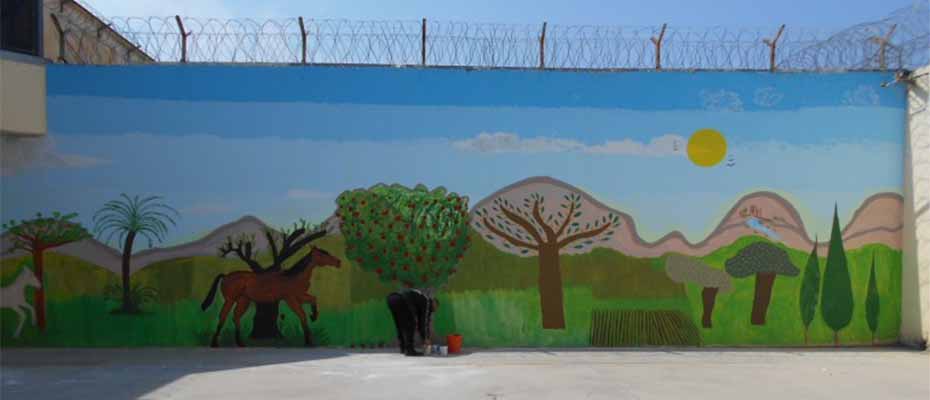 Οι κρατούμενοι ζωγραφίζουν την ελπίδα στους τοίχους των Φυλακών Ναυπλίου