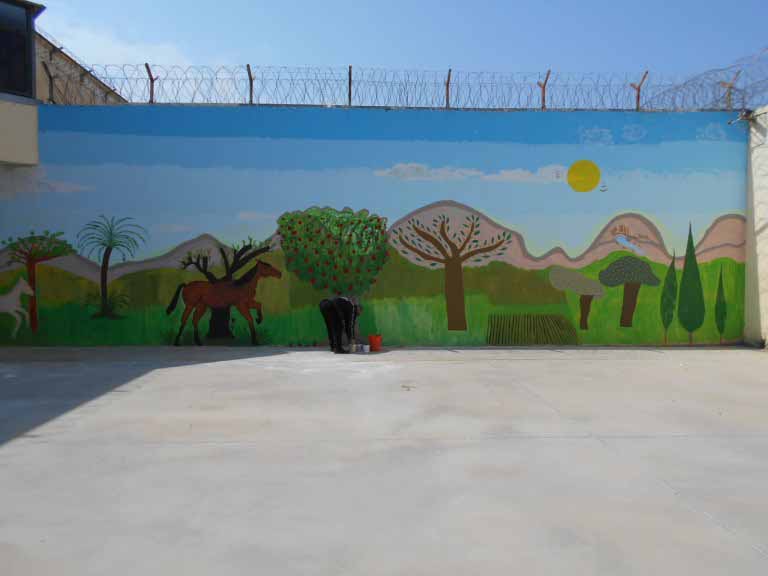 Οι κρατούμενοι ζωγραφίζουν την ελπίδα στους τοίχους των Φυλακών Ναυπλίου