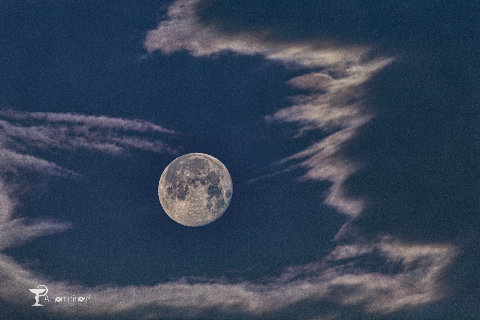 Η Ροζ Σελήνη, Φωτογραφία του Θ. Κομνηνού