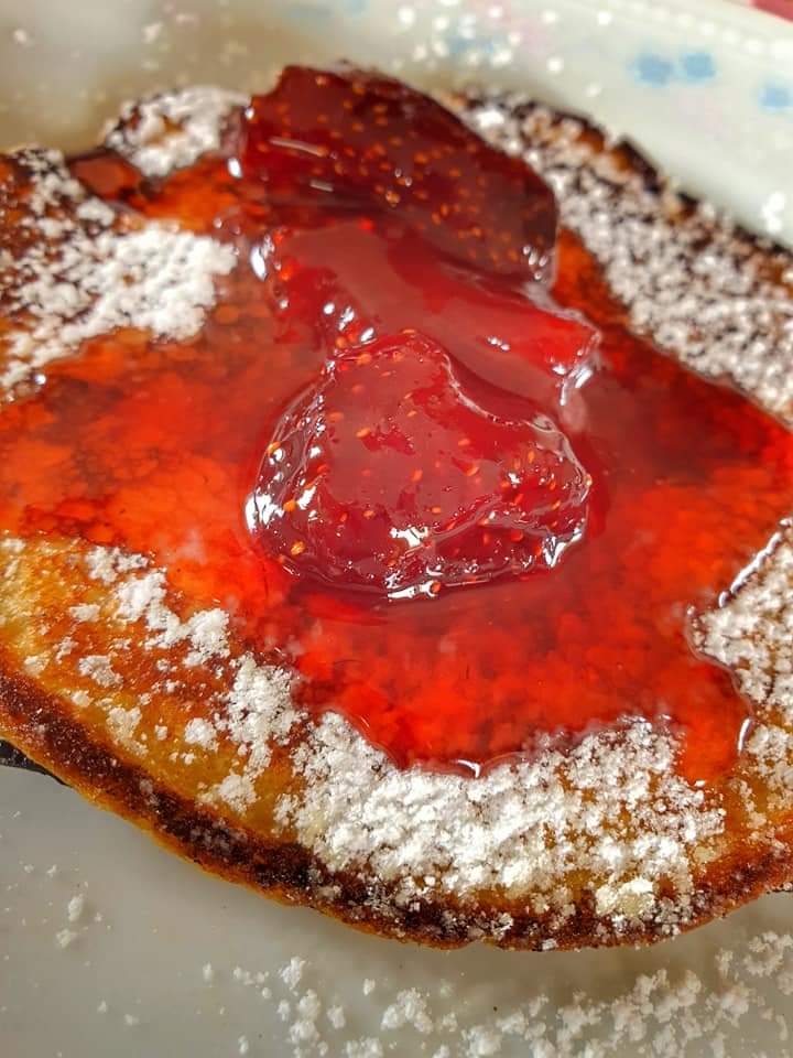 Banana pancake με αχνη ζαχαρη και μαρμελαδα φραουλα / Banana Pancake with sugar and strawberry