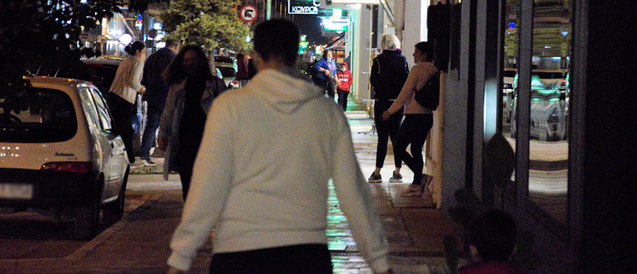 Ψώνια στην οδό Άργους στο Ναύπλιο το βράδυ