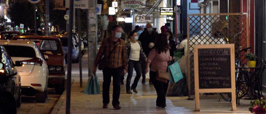 Ψώνια στην οδό Άργους στο Ναύπλιο το βράδυ