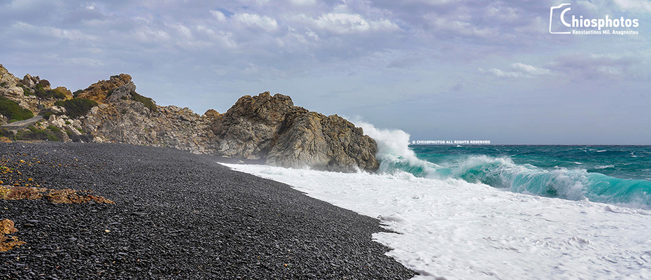 Εντυπωσιακά κύματα ύψους 5μ και άνεμοι 9 BF στα Μαύρα βόλια της Χίου (ΒΙΝΤΕΟ & ΦΩΤΟ)
