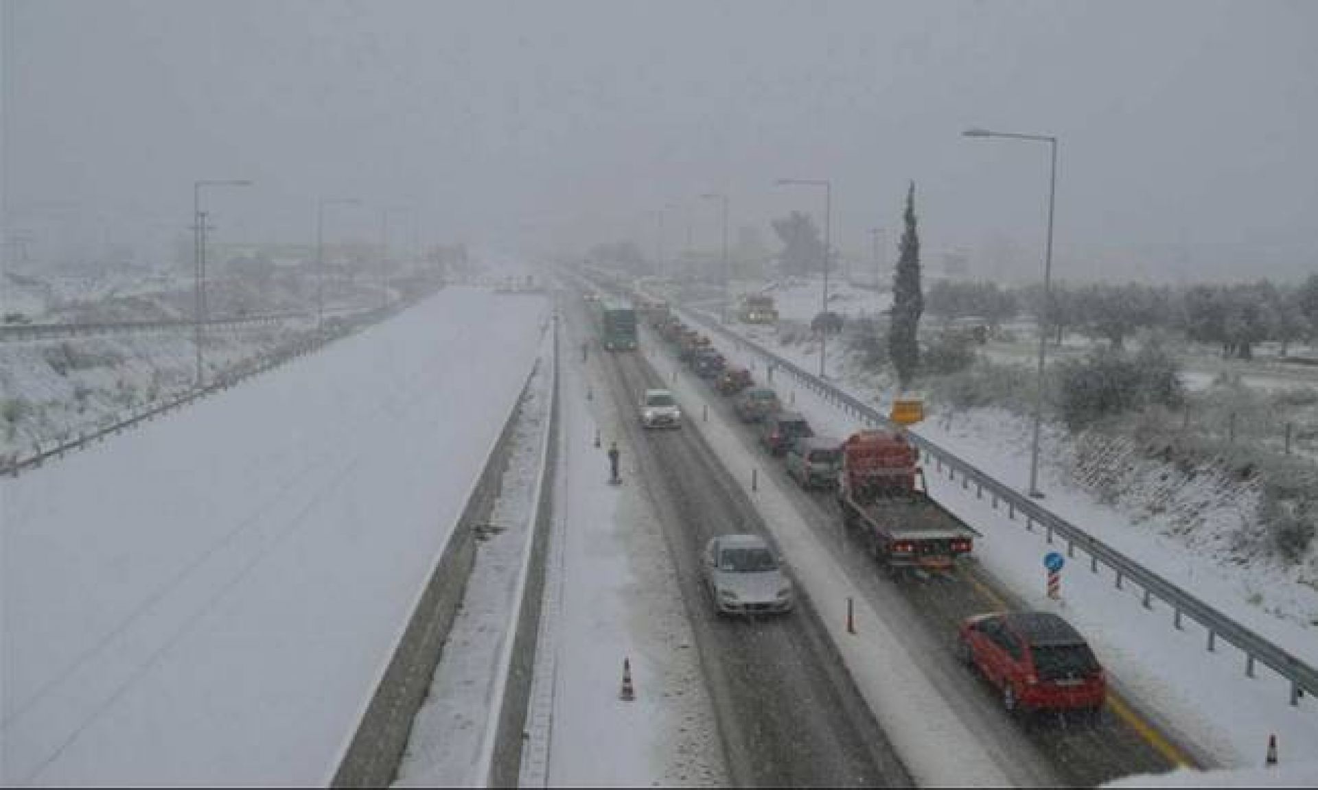 Χιόνια στην Εθνική Οδό Αθηνών-Λαμίας