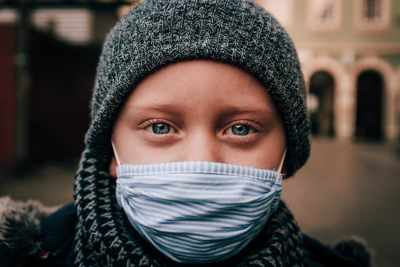 Ένα παιδί φοράει μάσκα κατά του κορωνοϊού