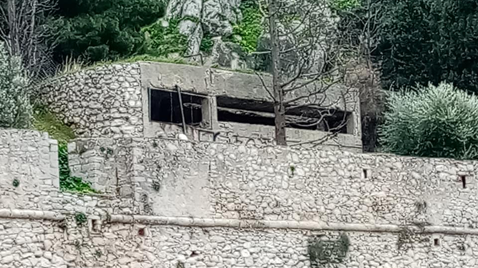 Ερείπια στη σειρά στο τουριστικό Ναύπλιο