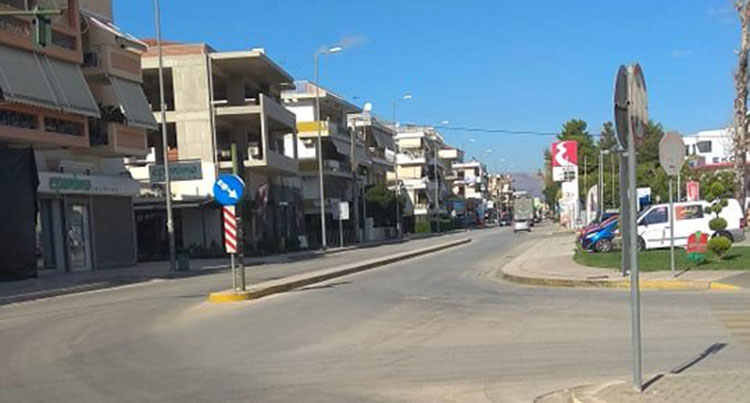 Ναύπλιο: Ανήλικη πήγε να περάσει το δρόμο και παρασύρθηκε από μηχανή