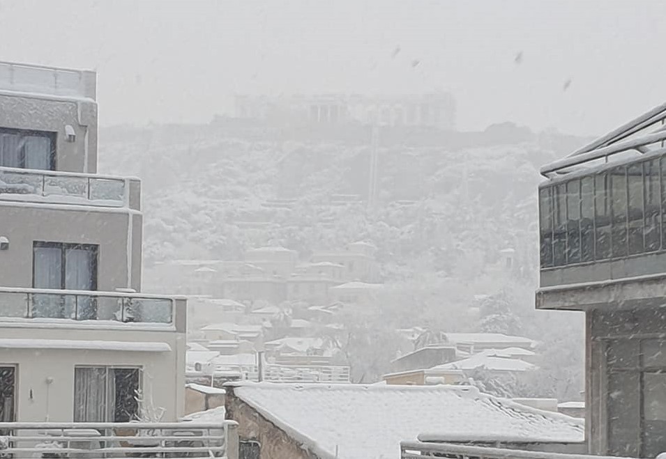 Απίστευτες εικόνες στη χιονισμένη Αθήνα, που θύμιζε Άλπεις
