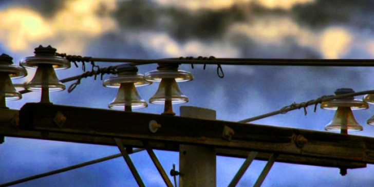 Λακωνία: Ηλεκτροδοτούσαν παράνομα τα σπίτια τους με χάλκινα καλώδια από στύλους του ΟΤΕ