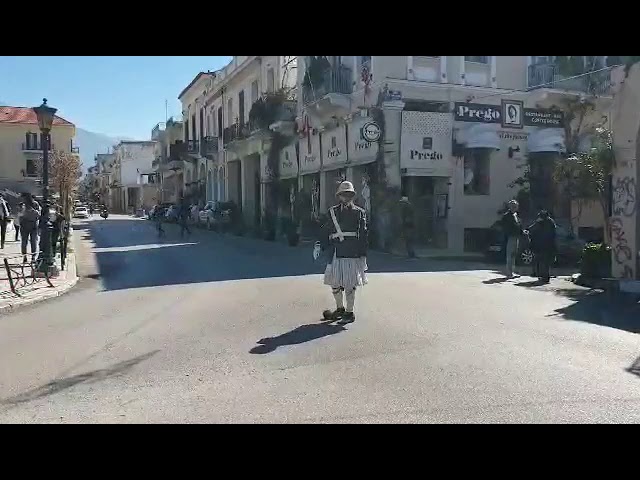 Πάτρα: Τσικνοπέμπτη με τον καρναβαλο-τροχονόμο στους δρόμους (video)