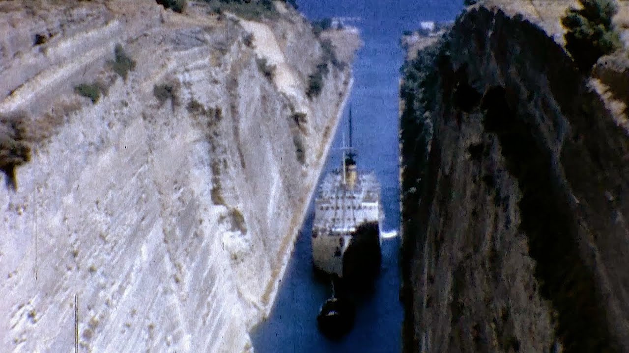 Το πλοίο «Ionia» διασχίζει τη διώρυγα της Κορίνθου το 1961