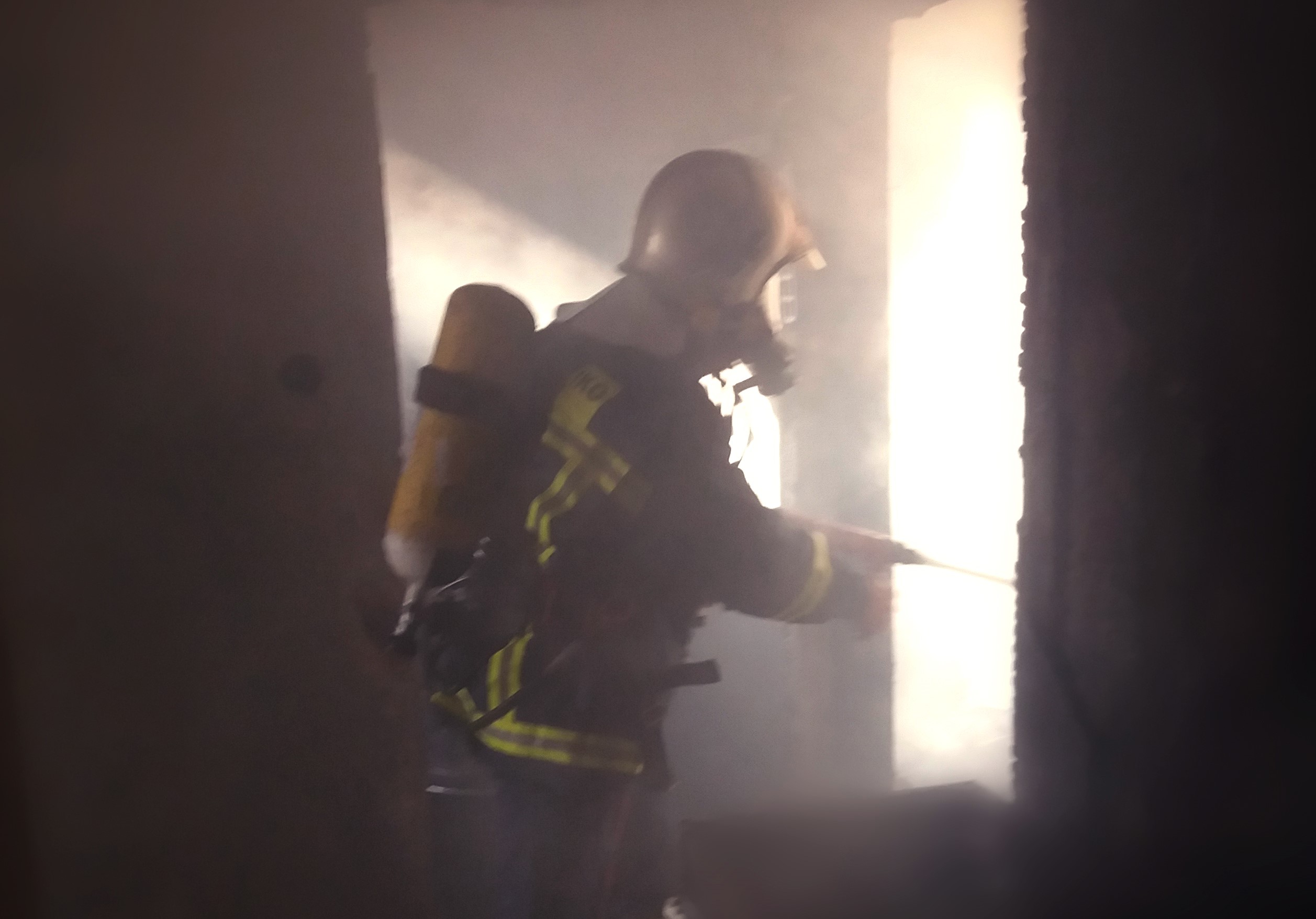 Φωτιά σε εργοστάσιο: Μαύρισε από καπνούς το Παναρίτι