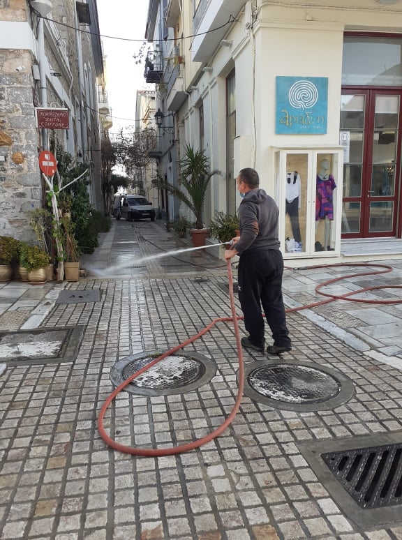 Πλύσιμο δρόμων στην Παλιά Πόλη του Ναυπλίου