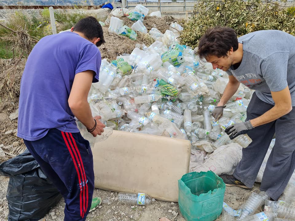 Βέλο Κορινθίας: Εθελοντές συνέλεξαν εκατοντάδες πεταμένα μπουκάλια νερού