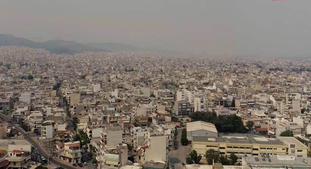 Ο καπνός και η στάχτη από τη μεγάλη φωτιά στον Σχίνο έχουν καλύψει τα πάντα στην Αθήνα