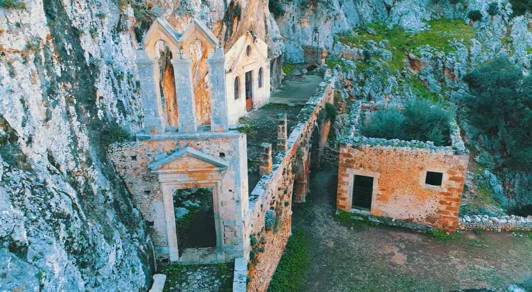Πάσχα Ελλήνων: Πανέμορφες και σπάνιες εκκλησίες και μοναστήρια