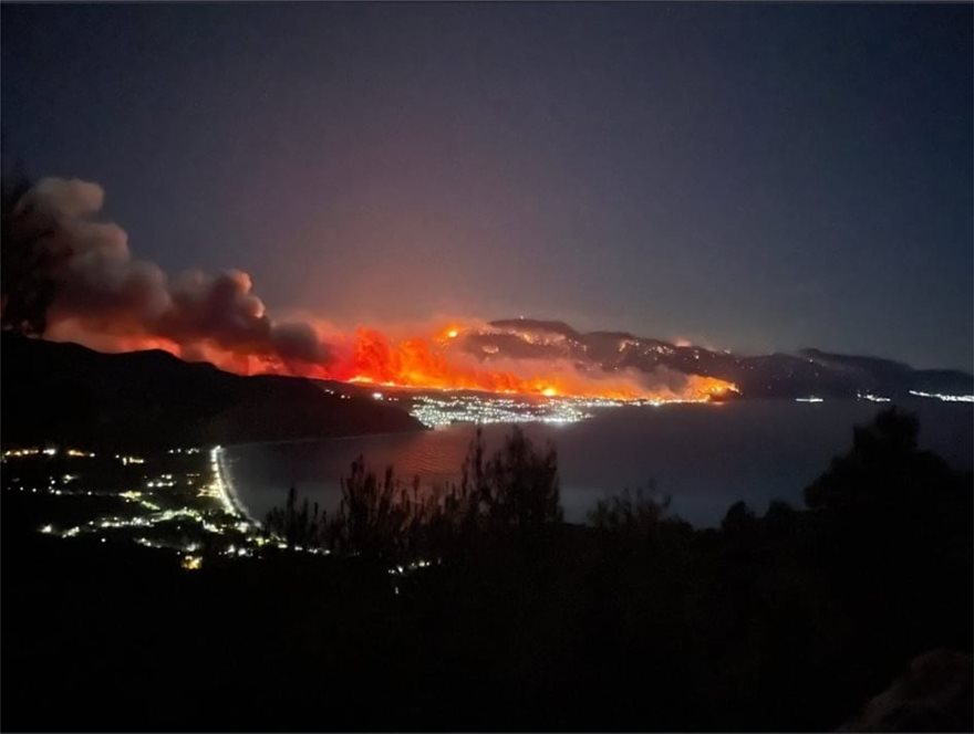 Απίστευτες εικόνες από τη φωτιά στην Κορινθία