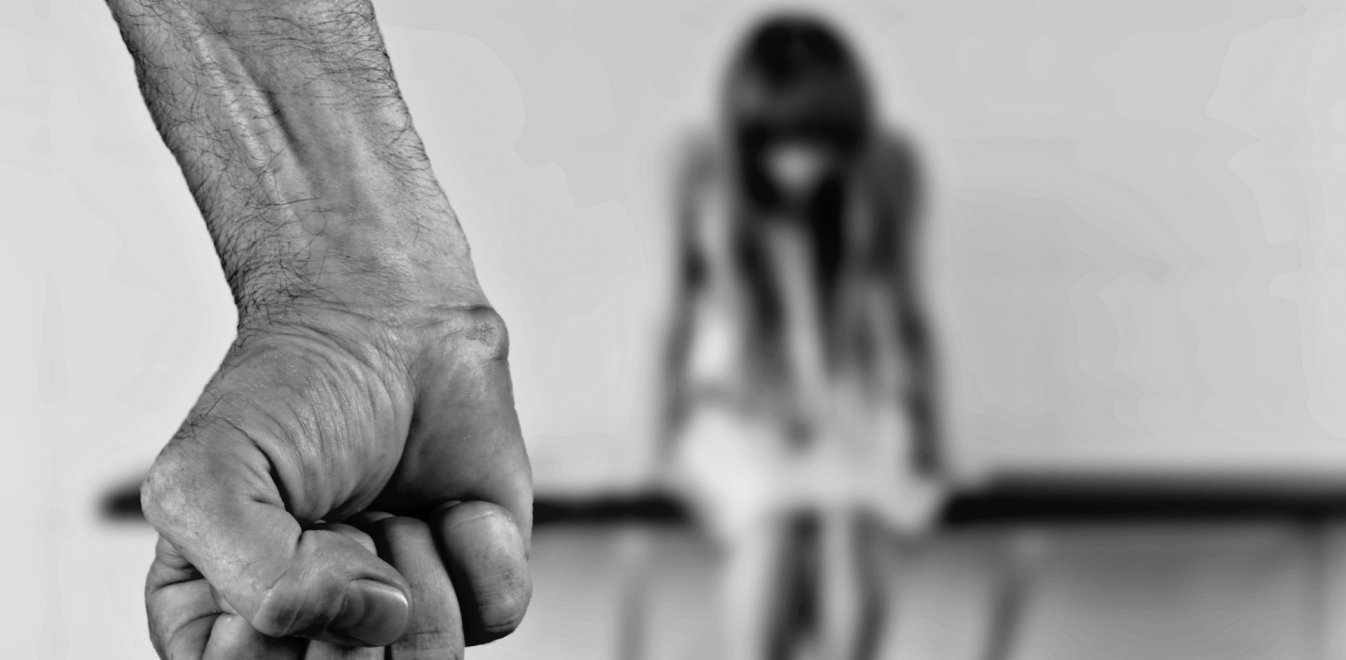 Εφιάλτης στην Κορινθία: Άνεργος πατέρας βίαζε επί πέντε χρόνια την κόρη του