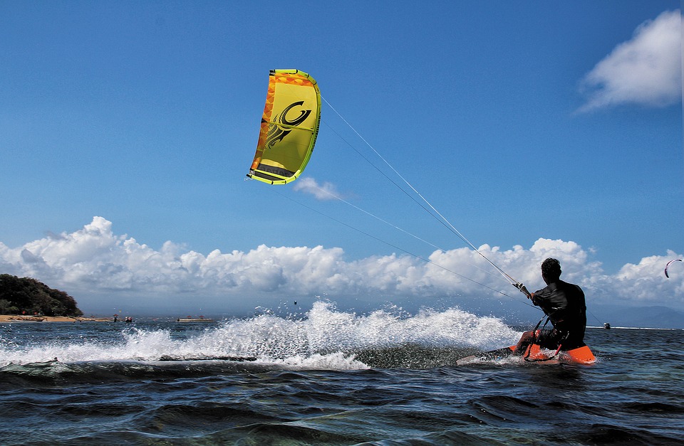 Ελαφόνησος: Κινδύνεψε την ώρα που έκανε kite-surf στο Σίμο, πήγαν να τον σώσουν και χάθηκαν και αυτοί