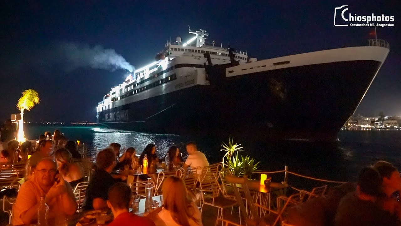 Το μοναδικό μπαρ στην Ελλάδα όπου το πλοίο περνάει μία ανάσα από τους θαμώνες