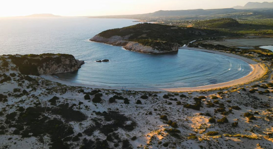 Μία από τις ομορφότερες παραλίες της Μεσογείου σε σχήμα Ω, βρίσκεται στην Πελοπόννησο. Ποια είναι;