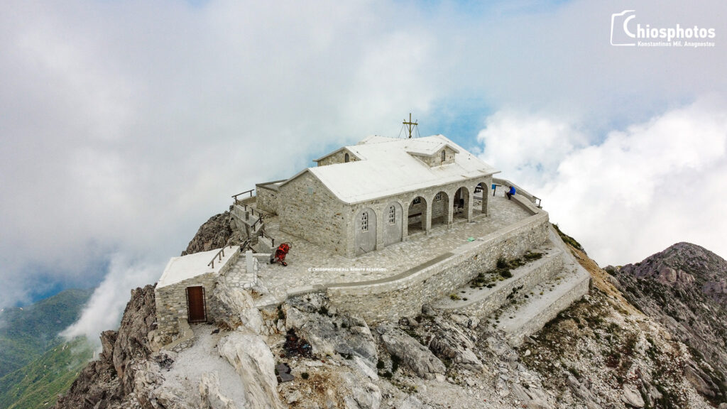 Εντυπωσιακή πτήση πάνω από την κορυφή του Άθωνα στο Άγιον Όρος