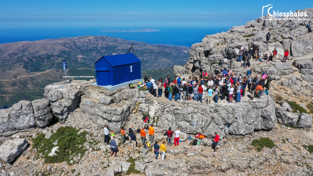 Πλήθος κόσμου στην ψηλότερη κορυφή της Χίου για την Αγία Τριάδα
