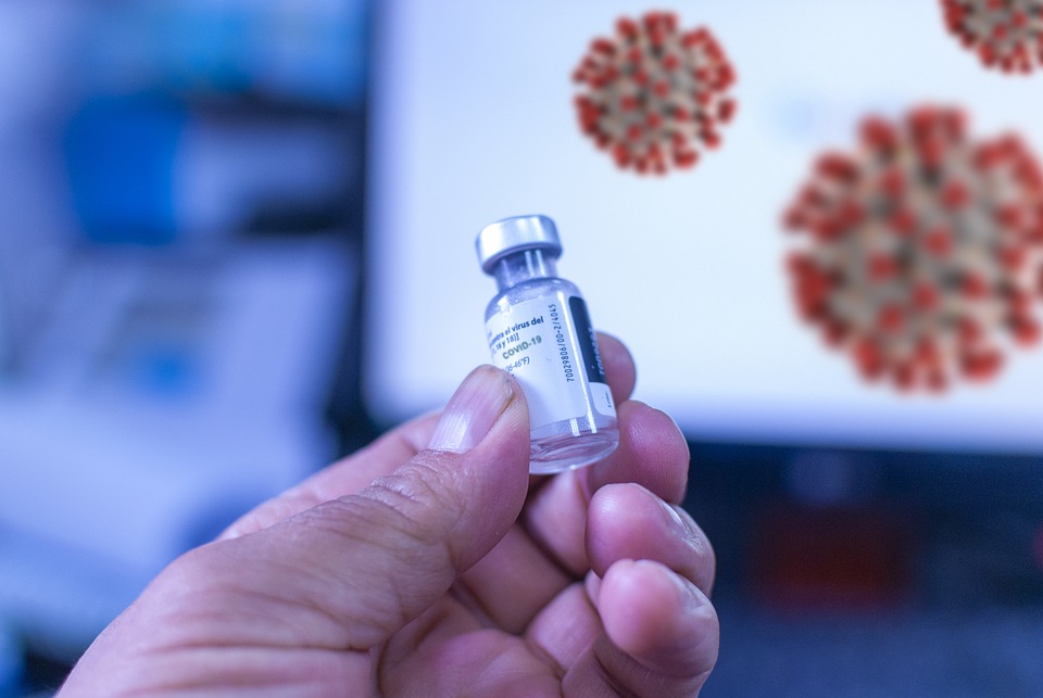 Κορωνοϊός: O εμβολιασμένος που θα νοσήσει αποκτά σούπερ ανοσία