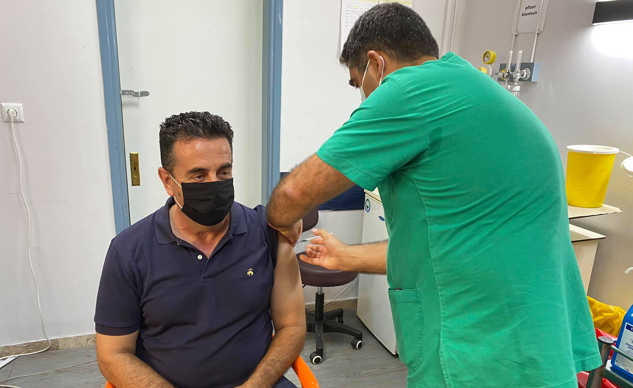 Εμβολιάστηκε ο Κωστούρος: «Η μέρα που θα πάρουμε πίσω τις ζωές μας δεν είναι μακριά»