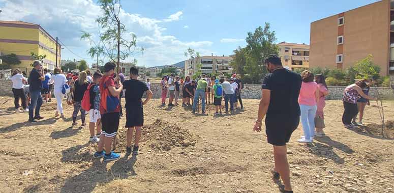 Μαθητές και γέροντες έπιασαν τα φτυάρια στο Ναύπλιο