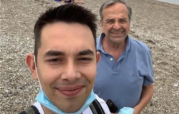 Τι μπορεί να κρύβει μία selfie του Αντώνη Σαμαρά με τον γιο του