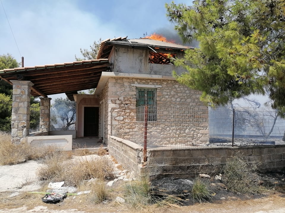 Φωτιά στο Δορούφι: Πυροσβέστης με αναπνευστικά προβλήματα – Βλάβη σε ελικόπτερο