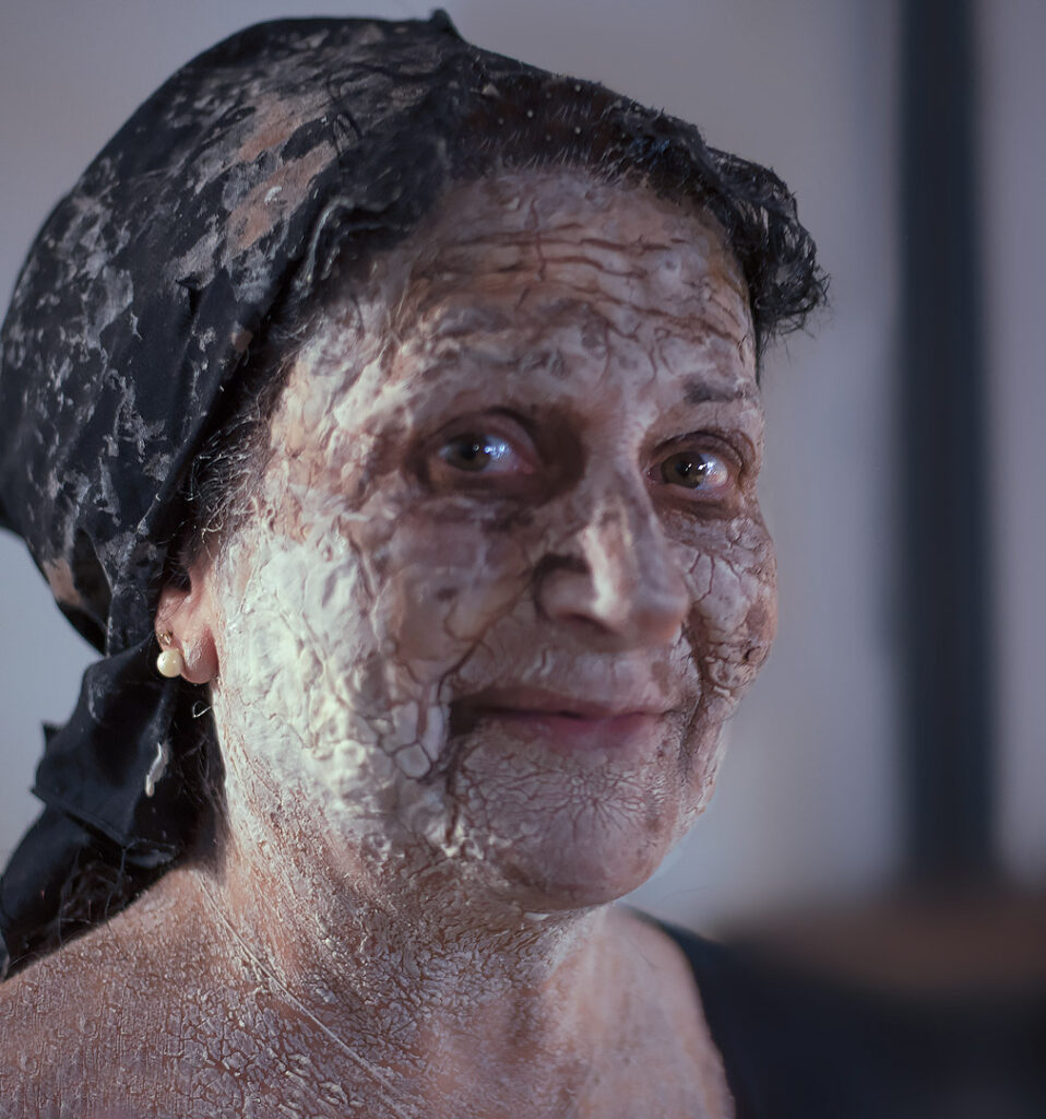 Κρήτη: Viral οι γιαγιάδες Zombie, στέλνουν μήνυμα κατά του φόβου