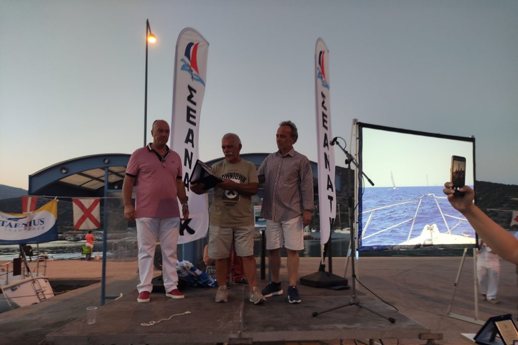 Απονομή μεταλλίων και αναμνηστικών στους νικητές και συμμετέχοντες στον ιστιοπλοϊκό αγώνα regatta Σαρωνικού