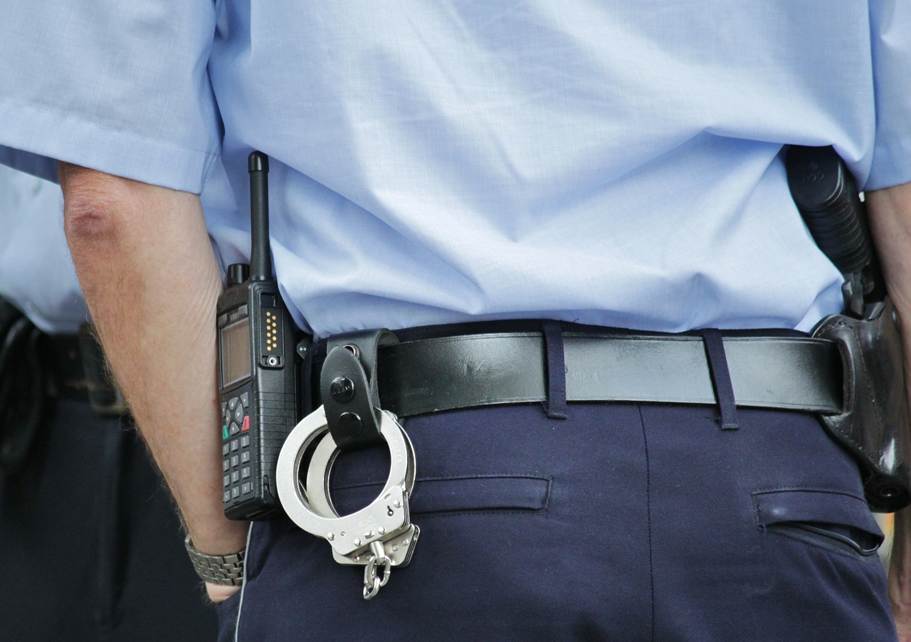 Κόρινθος: Αστυνομικός πιάστηκε επ’ αυτοφώρω να κλέβει λεφτά από αλλοδαπούς