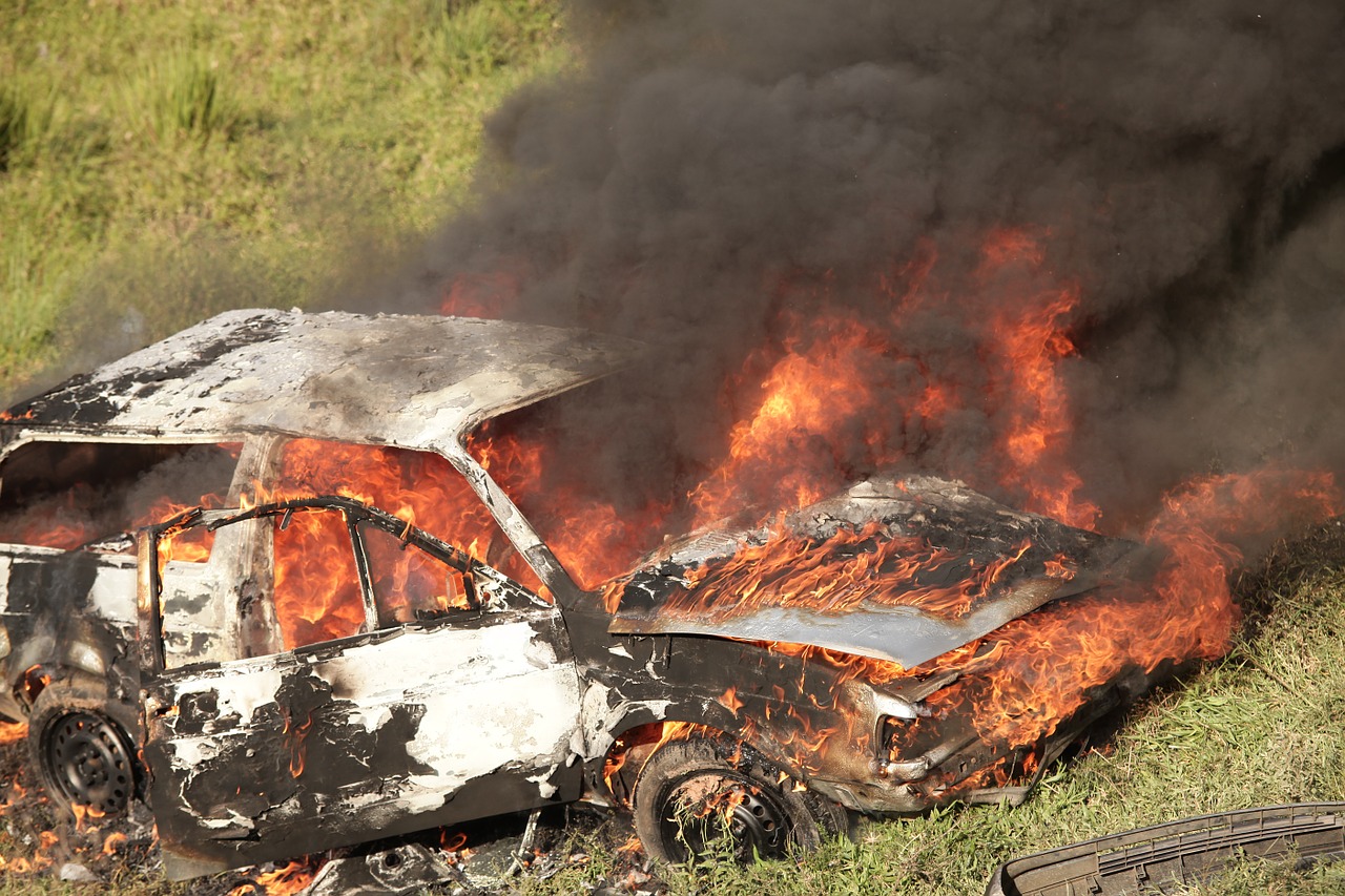 Αχαΐα: Εικόνες σοκ μόλις πήγαν να σβήσουν τη φωτιά σε αυτοκίνητο