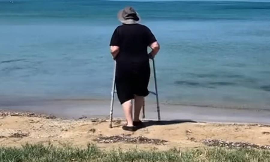 Ελαφόνησος: Viral η γιαγιά που μπαίνει στη θάλασσα με το Πι και κάνει το σταυρό της! (βίντεο)