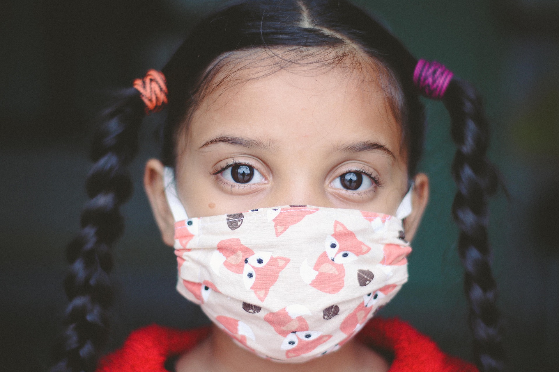 Κορωνοϊός: Κοριτσάκι με μάσκα