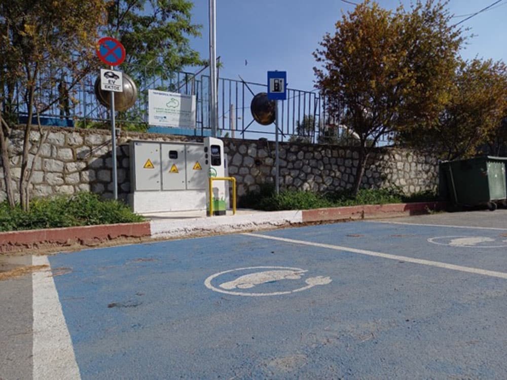 Πελοπόννησος: Οι πρώτες δημοσίως προσβάσιμες υποδομές επαναφόρτισης ηλεκτρικών οχημάτων