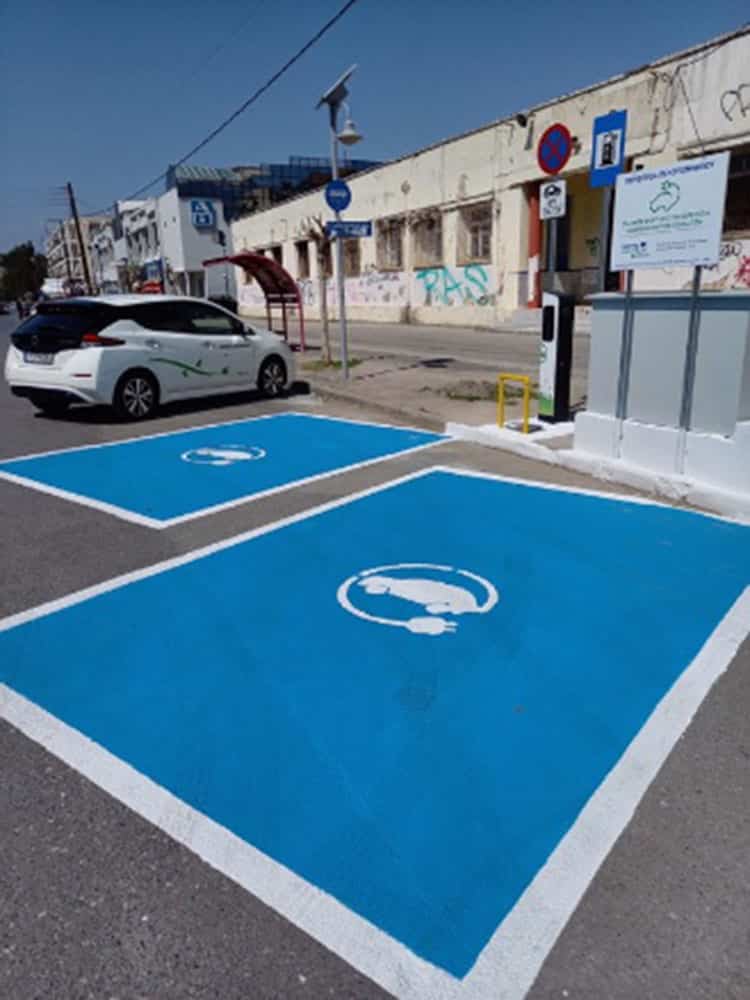 Πελοπόννησος: Οι πρώτες δημοσίως προσβάσιμες υποδομές επαναφόρτισης ηλεκτρικών οχημάτων