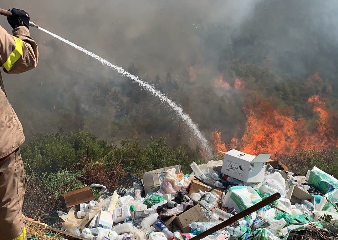 Φωτιά στην Κορινθία: Μαίνεται ανεξέλεγκτη καίγοντας πεύκα και… ανακυκλώσιμα σκουπίδια! (photos& video)