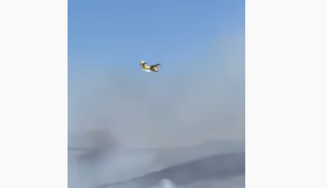 Μάχη με τα αεροπλάνα για να σβήσουν τη φωτιά στο Λυγουριό (Video)
