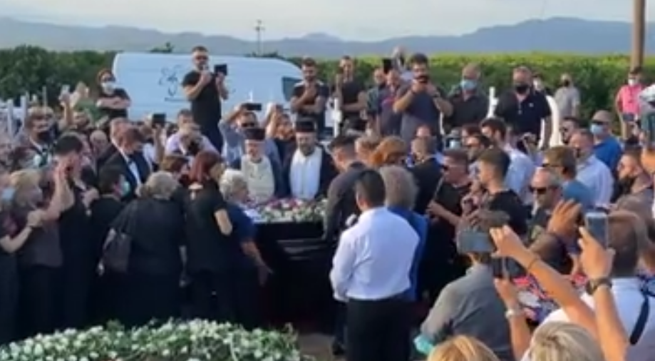 Φιλιώ Πυργάκη: Ρίγη συγκίνησης στην κηδεία της – Με ποιο τραγούδι την αποχαιρέτησαν (Βίντεο)
