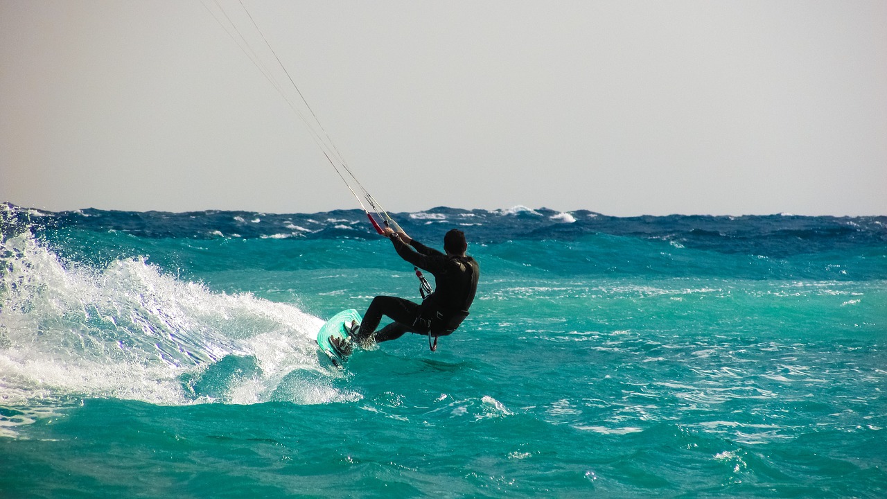 Πάτρα: Κινδύνεψε kite surfer που τον πήρε και τον σήκωσε ο αέρας