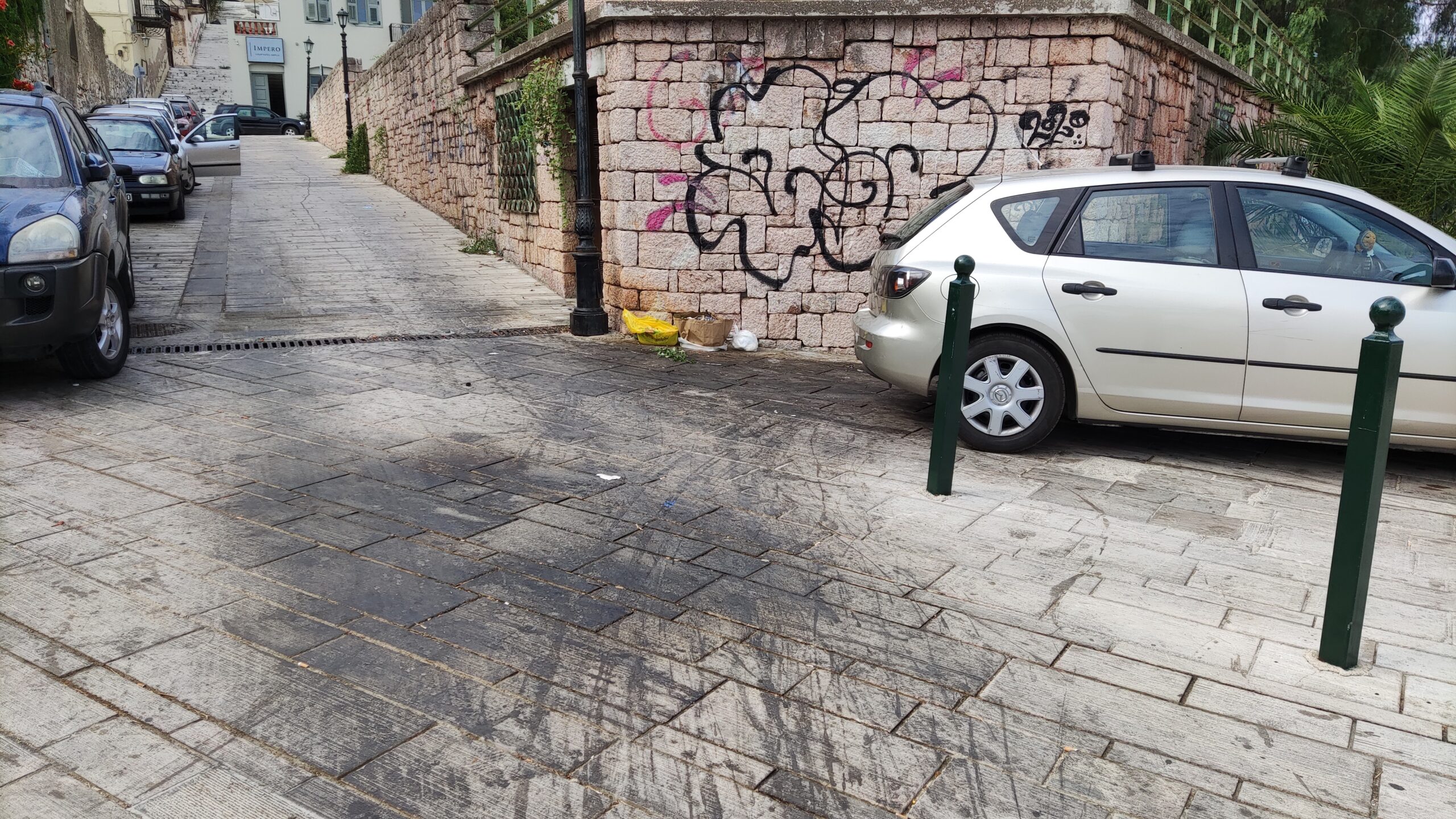 Ναύπλιο: Κόλλησε η σαγιονάρα στη λίγδα από σκουπίδια και έπεσε περαστικός