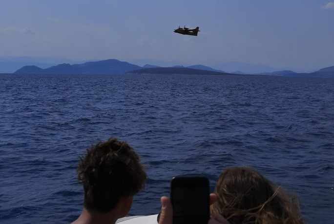 Φωτιά: Αεροπλάνο δίπλα σε σκάφος με παιδιά – Πήγε η ψυχή τους στην Κούλουρη…